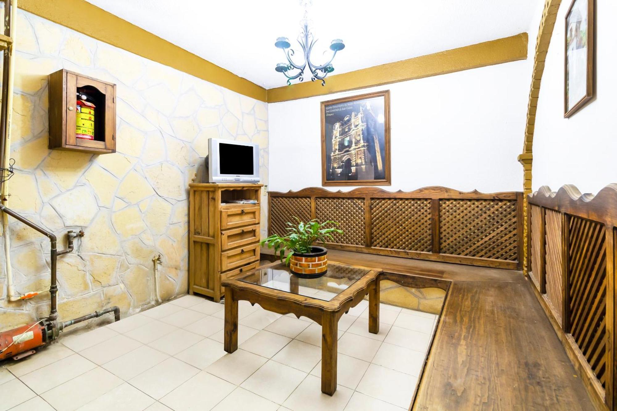 Oyo Hotel La Luna, Templo De Santo Domingo De Guzman San Cristobal de las Casas Bagian luar foto